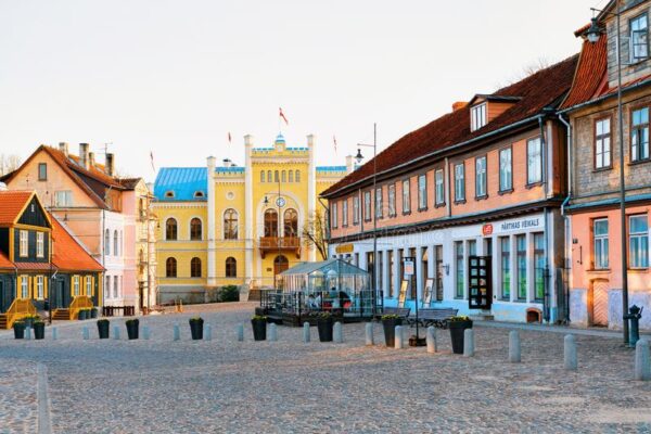 ратуша-на-центральной-площади-в-kuldiga-латвии-128067519
