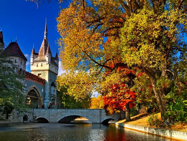 depositphotos_28110747-stock-photo-historic-palace-in-budapest